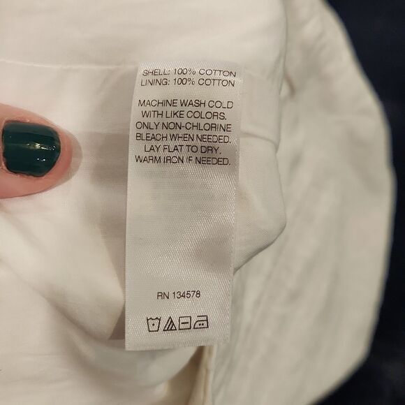 Beautiful white Vineyard Vines shorts with unique design size 4! - Picture 4 of 12